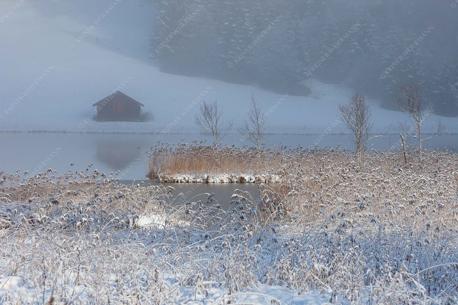 November Morgen – Seitenverhältnis 3:2 — Heustadel am Gerroldsee Wohltuende Ruhe nach den ersten Schneefällen am Geroldsee bei Krün