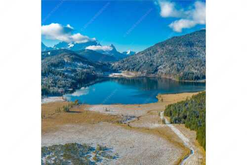 Blick über den Barmsee zum Zugspitzmassiv mit Waxenstein - Novembermorgen am Barmsee - Seitenverhältnis 1:1 - Luftaufnahme Barmsee und Wetterstein - weitere Infos unter https://www.kriner-weiermann.de