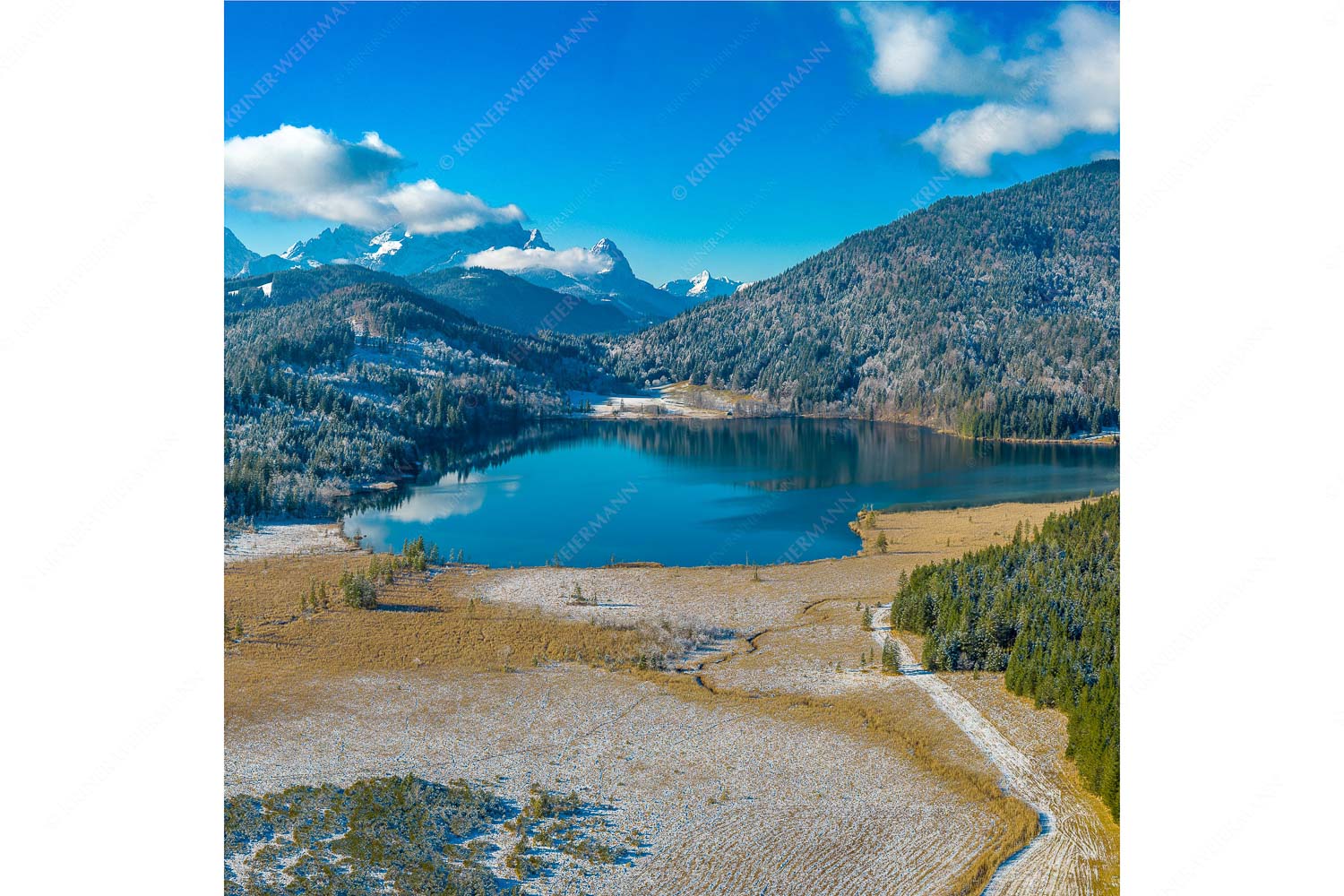 Novembermorgen am Barmsee – Seitenverhältnis 1:1 — Luftaufnahme Barmsee und Wetterstein Blick über den Barmsee zum Zugspitzmassiv mit Waxenstein