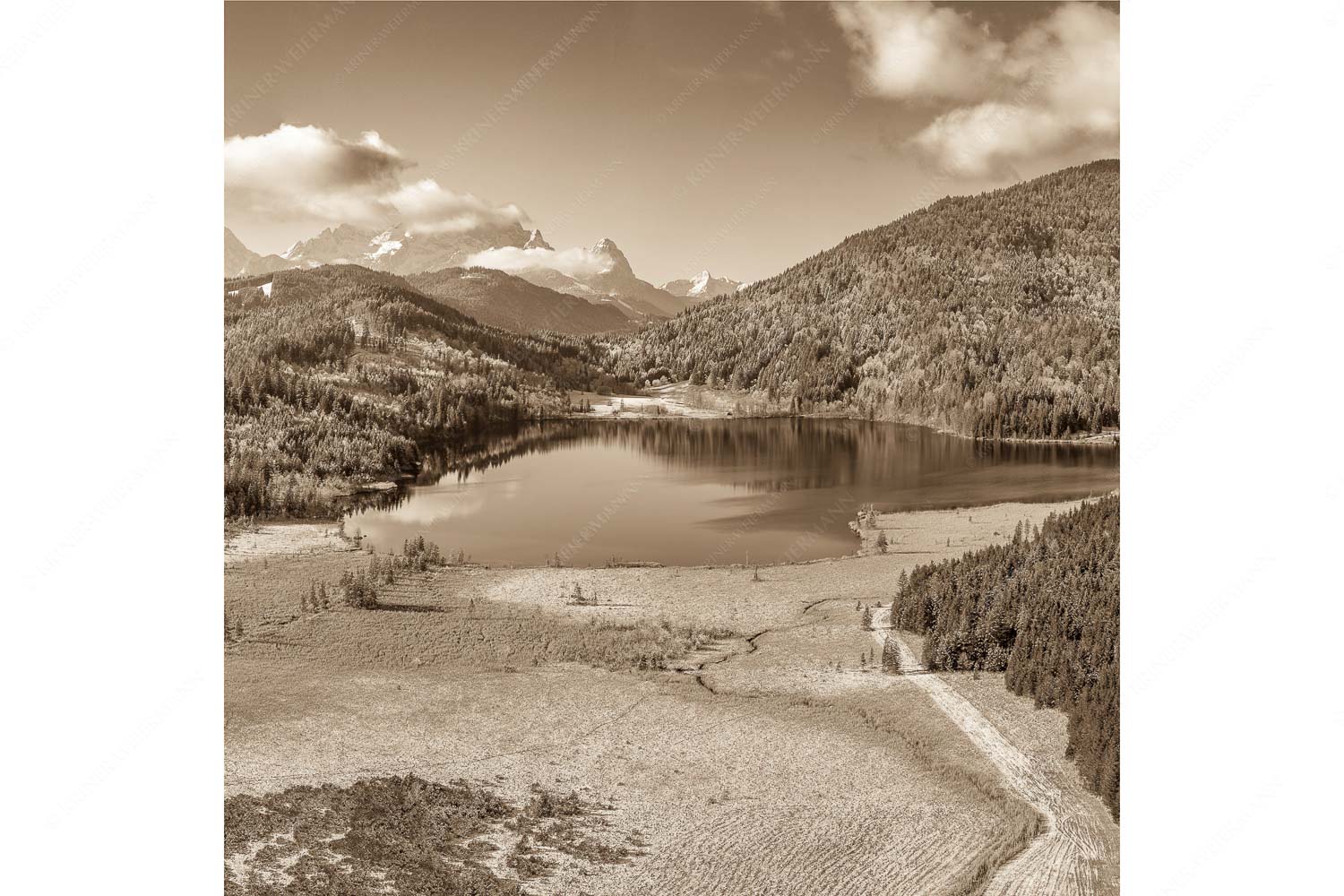 Novembermorgen am Barmsee – Seitenverhältnis 1:1 — Luftaufnahme Barmsee und Wetterstein Blick über den Barmsee zum Zugspitzmassiv mit Waxenstein