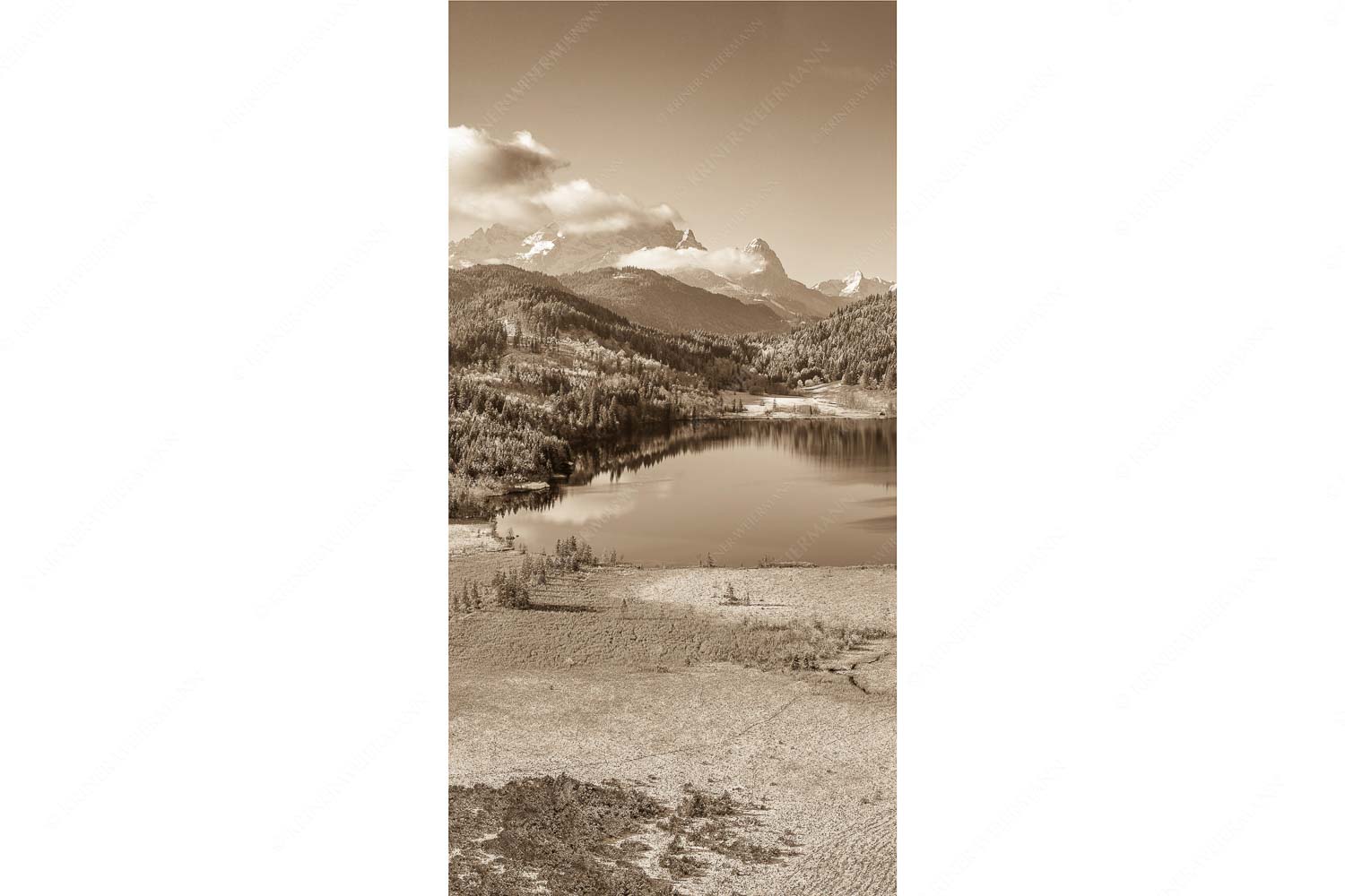 Novembermorgen am Barmsee – Seitenverhältnis 1:2 — Luftaufnahme Barmsee und Wetterstein Blick über den Barmsee zum Zugspitzmassiv mit Waxenstein