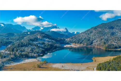 Blick über den Barmsee zum Zugspitzmassiv mit Waxenstein - Novembermorgen am Barmsee - Seitenverhältnis 2:1 - Luftaufnahme Barmsee und Wetterstein - weitere Infos unter https://www.kriner-weiermann.de