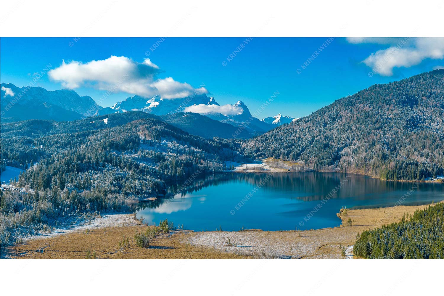 Novembermorgen am Barmsee – Seitenverhältnis 2:1 — Luftaufnahme Barmsee und Wetterstein Blick über den Barmsee zum Zugspitzmassiv mit Waxenstein