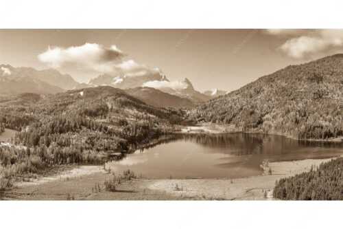Blick über den Barmsee zum Zugspitzmassiv mit Waxenstein - Novembermorgen am Barmsee - Seitenverhältnis 2:1 - Luftaufnahme Barmsee und Wetterstein - weitere Infos unter https://www.kriner-weiermann.de