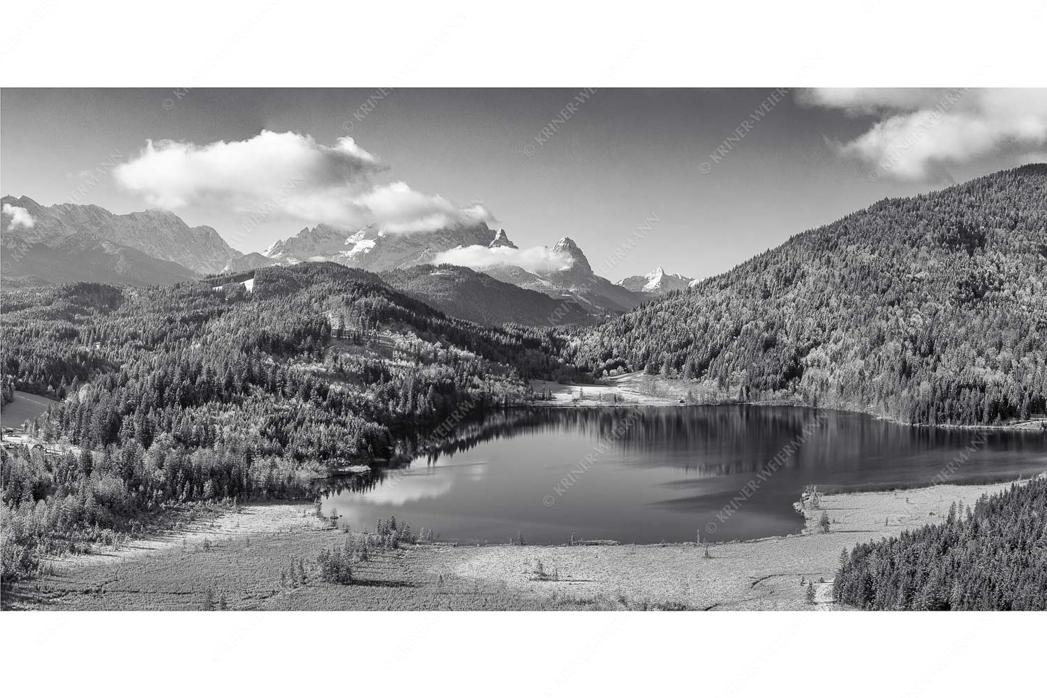 Novembermorgen am Barmsee – Seitenverhältnis 2:1 — Luftaufnahme Barmsee und Wetterstein Blick über den Barmsee zum Zugspitzmassiv mit Waxenstein