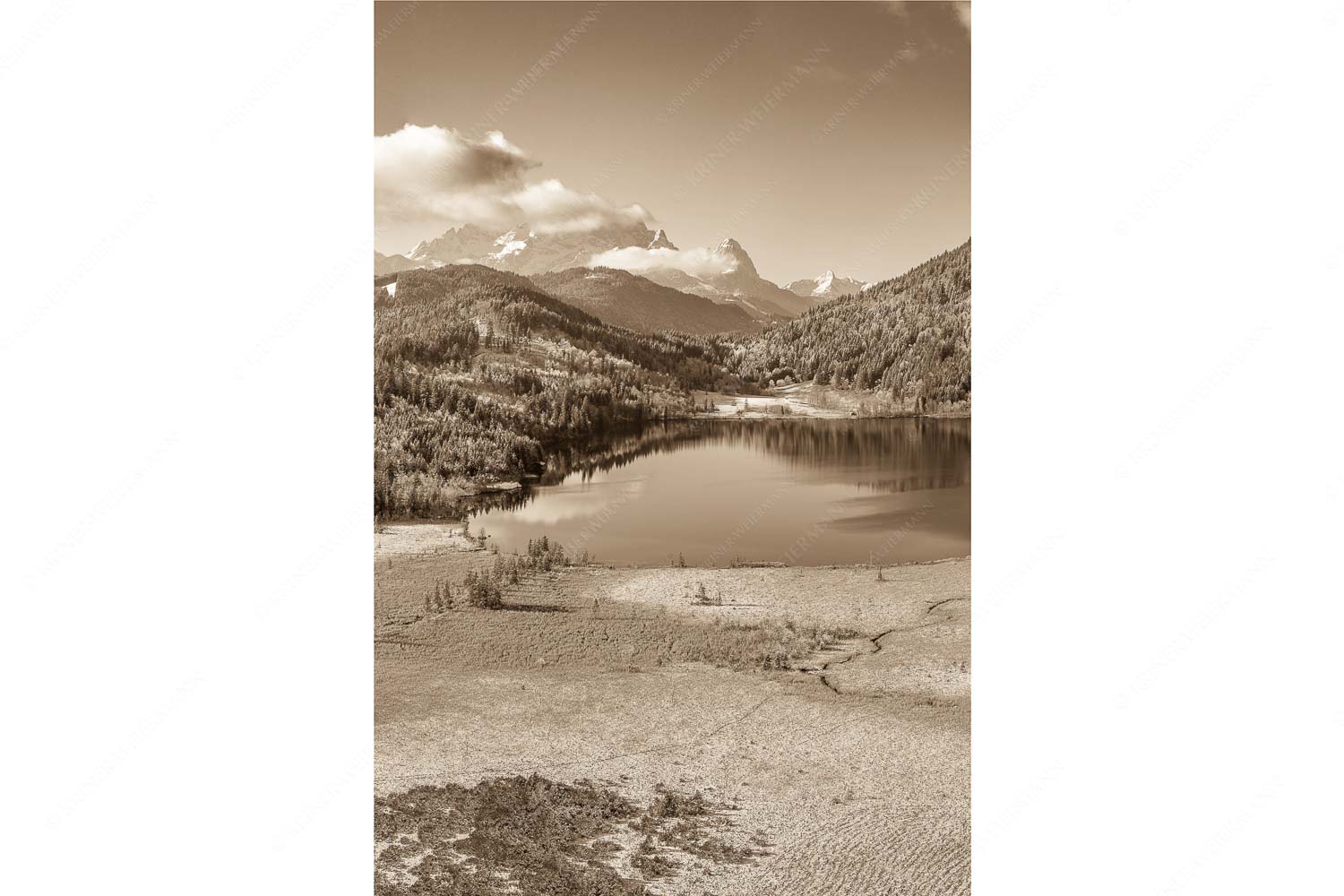 Novembermorgen am Barmsee – Seitenverhältnis 2:3 — Luftaufnahme Barmsee und Wetterstein Blick über den Barmsee zum Zugspitzmassiv mit Waxenstein