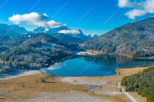 Blick über den Barmsee zum Zugspitzmassiv mit Waxenstein - Novembermorgen am Barmsee - Seitenverhältnis 3:2 - Luftaufnahme Barmsee und Wetterstein - weitere Infos unter https://www.kriner-weiermann.de