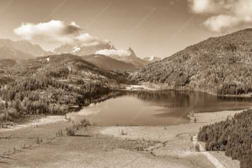 Blick über den Barmsee zum Zugspitzmassiv mit Waxenstein - Novembermorgen am Barmsee - Seitenverhältnis 3:2 - Luftaufnahme Barmsee und Wetterstein - weitere Infos unter https://www.kriner-weiermann.de
