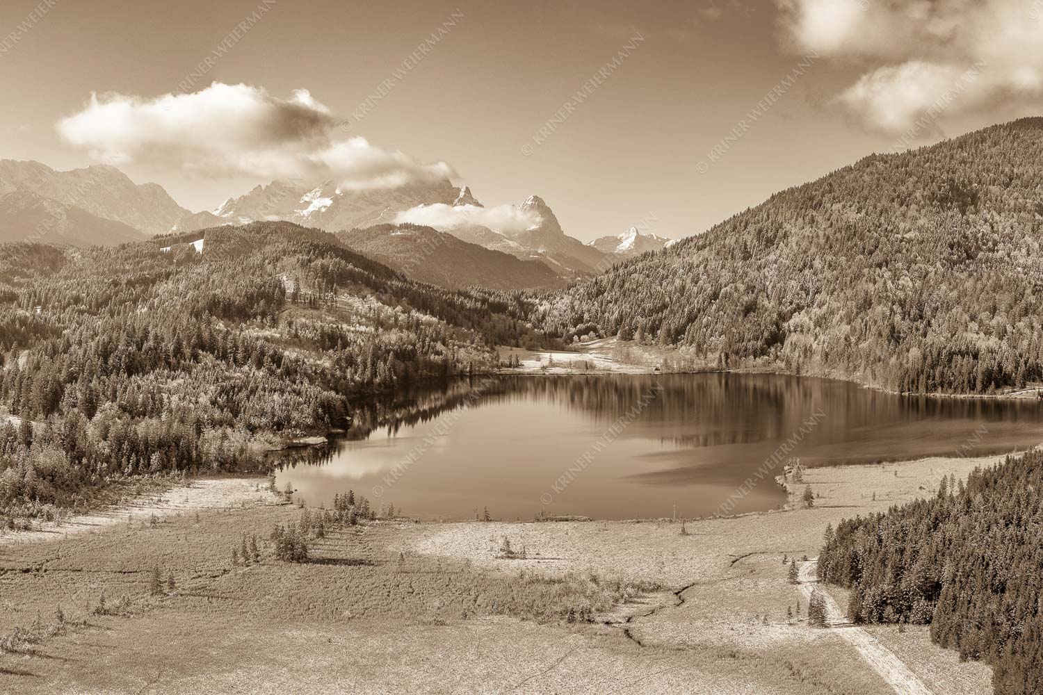 Novembermorgen am Barmsee – Seitenverhältnis 3:2 — Luftaufnahme Barmsee und Wetterstein Blick über den Barmsee zum Zugspitzmassiv mit Waxenstein