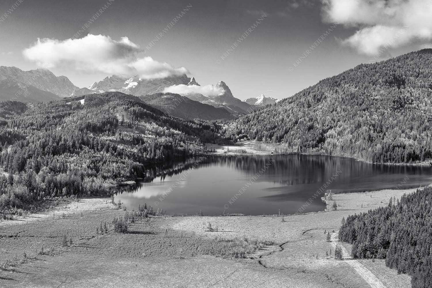 Novembermorgen am Barmsee – Seitenverhältnis 3:2 — Luftaufnahme Barmsee und Wetterstein Blick über den Barmsee zum Zugspitzmassiv mit Waxenstein