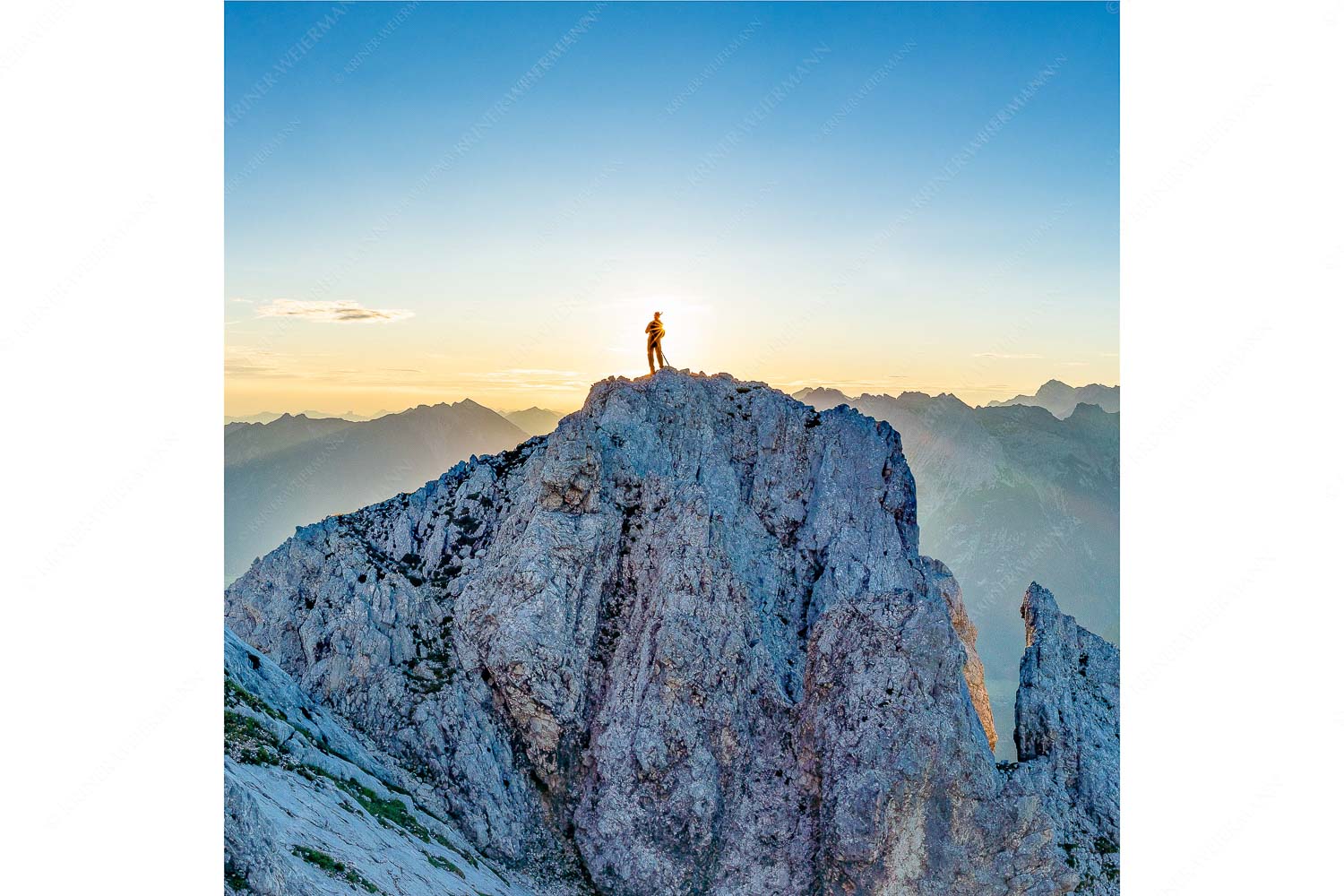 Oberer Wetterstein – Seitenverhältnis 1:1 — Bergsteiger am Wettersteingipfel Blick von der Oberen Wettersteinspitze in den Sonnenaufgang