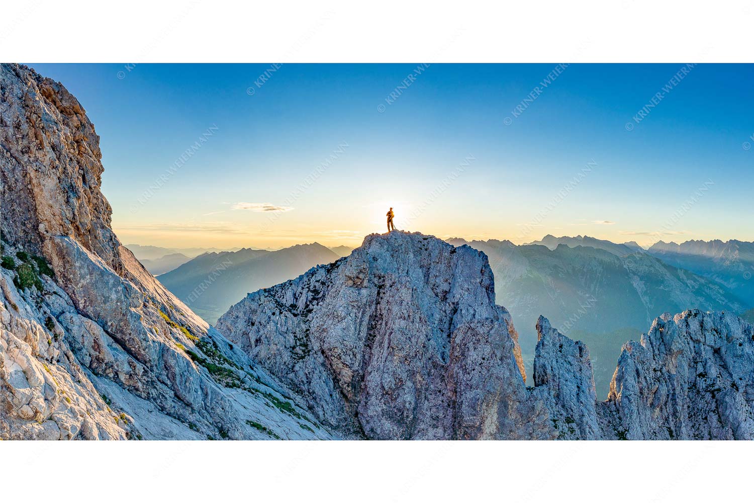 Oberer Wetterstein – Seitenverhältnis 2:1 — Bergsteiger am Wettersteingipfel Blick von der Oberen Wettersteinspitze in den Sonnenaufgang