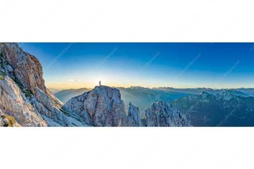 Blick von der Oberen Wettersteinspitze in den Sonnenaufgang - Oberer Wetterstein - Seitenverhältnis 3:1 - Bergsteiger am Wettersteingipfel - weitere Infos unter https://www.kriner-weiermann.de