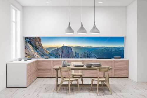Blick von der Oberen Wettersteinspitze in den Sonnenaufgang - Oberer Wetterstein - Größe ca. 400x100cm, Seitenverhältnis 4: - Bergsteiger am Wettersteingipfel - weitere Infos unter https://www.kriner-weiermann.de