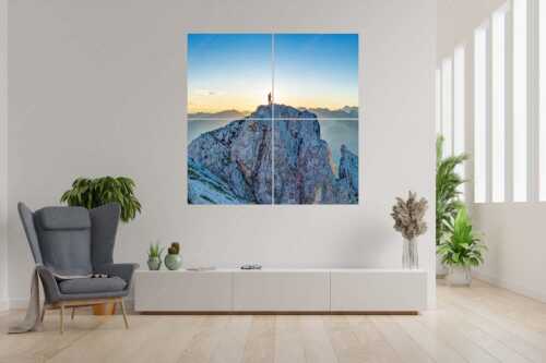 Blick von der Oberen Wettersteinspitze in den Sonnenaufgang - Oberer Wetterstein - 4er Split, Größe ca. 180x180cm, Seitenverhältnis 1:1 - Bergsteiger am Wettersteingipfel - weitere Infos unter https://www.kriner-weiermann.de