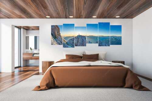 Blick von der Oberen Wettersteinspitze in den Sonnenaufgang - Oberer Wetterstein - 6er Split, Größe ca. 280x112cm, Seitenverhältnis 2,5:1 - Bergsteiger am Wettersteingipfel - weitere Infos unter https://www.kriner-weiermann.de