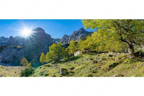 Herbstfärbung an der Oberreintalhütte mit Sonnenuntergang am Oberreintalturm im Wetterstein - Oberreintal - Seitenverhältnis 2,5:1 - Herbst an der Oberreintalhütte - weitere Infos unter https://www.kriner-weiermann.de