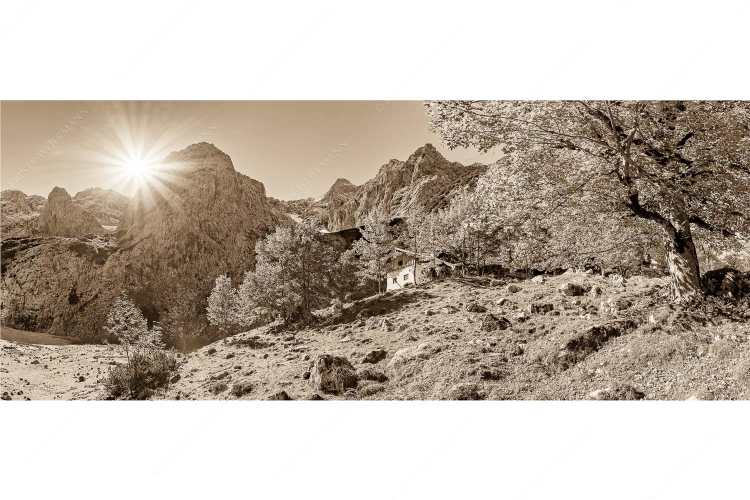 Herbstfärbung an der Oberreintalhütte mit Sonnenuntergang am Oberreintalturm im Wetterstein - Oberreintal - Seitenverhältnis 2,5:1 - Herbst an der Oberreintalhütte - weitere Infos unter https://www.kriner-weiermann.de