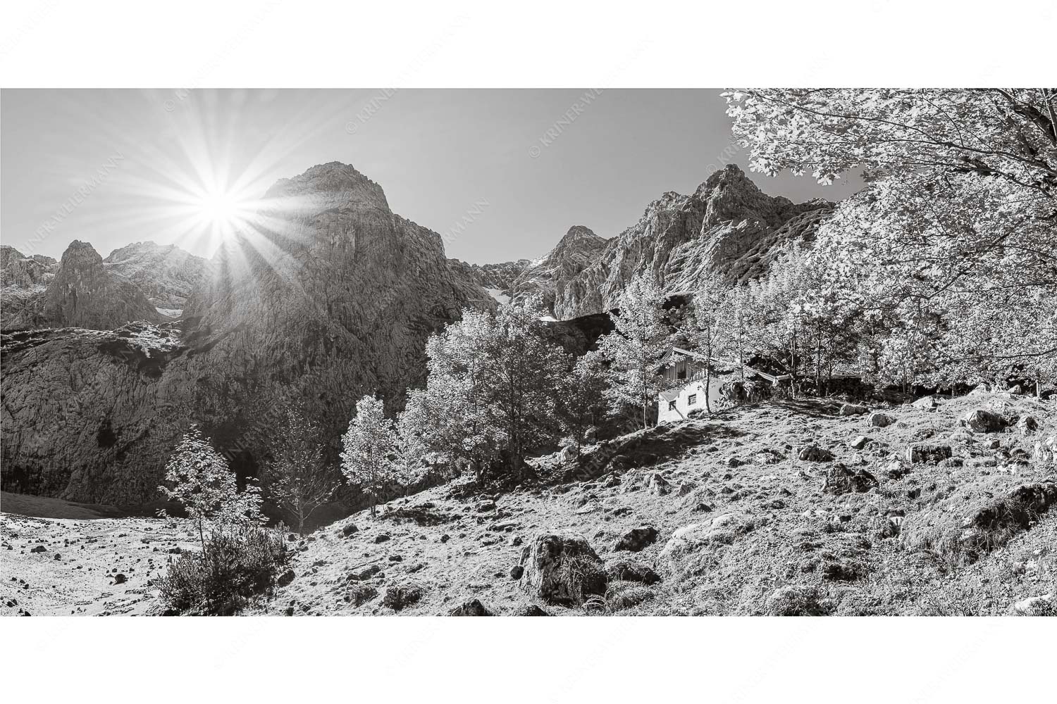 Herbstfärbung an der Oberreintalhütte mit Sonnenuntergang am Oberreintalturm im Wetterstein - Oberreintal - Seitenverhältnis 2:1 - Herbst an der Oberreintalhütte - weitere Infos unter https://www.kriner-weiermann.de