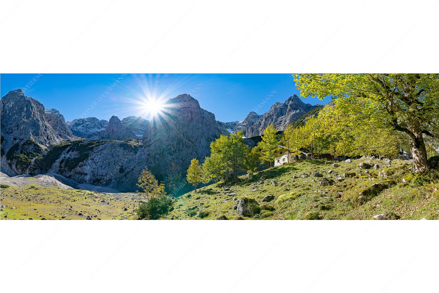 Herbstfärbung an der Oberreintalhütte mit Sonnenuntergang am Oberreintalturm im Wetterstein