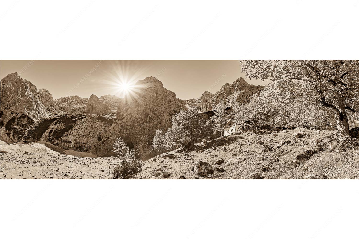 Herbstfärbung an der Oberreintalhütte mit Sonnenuntergang am Oberreintalturm im Wetterstein