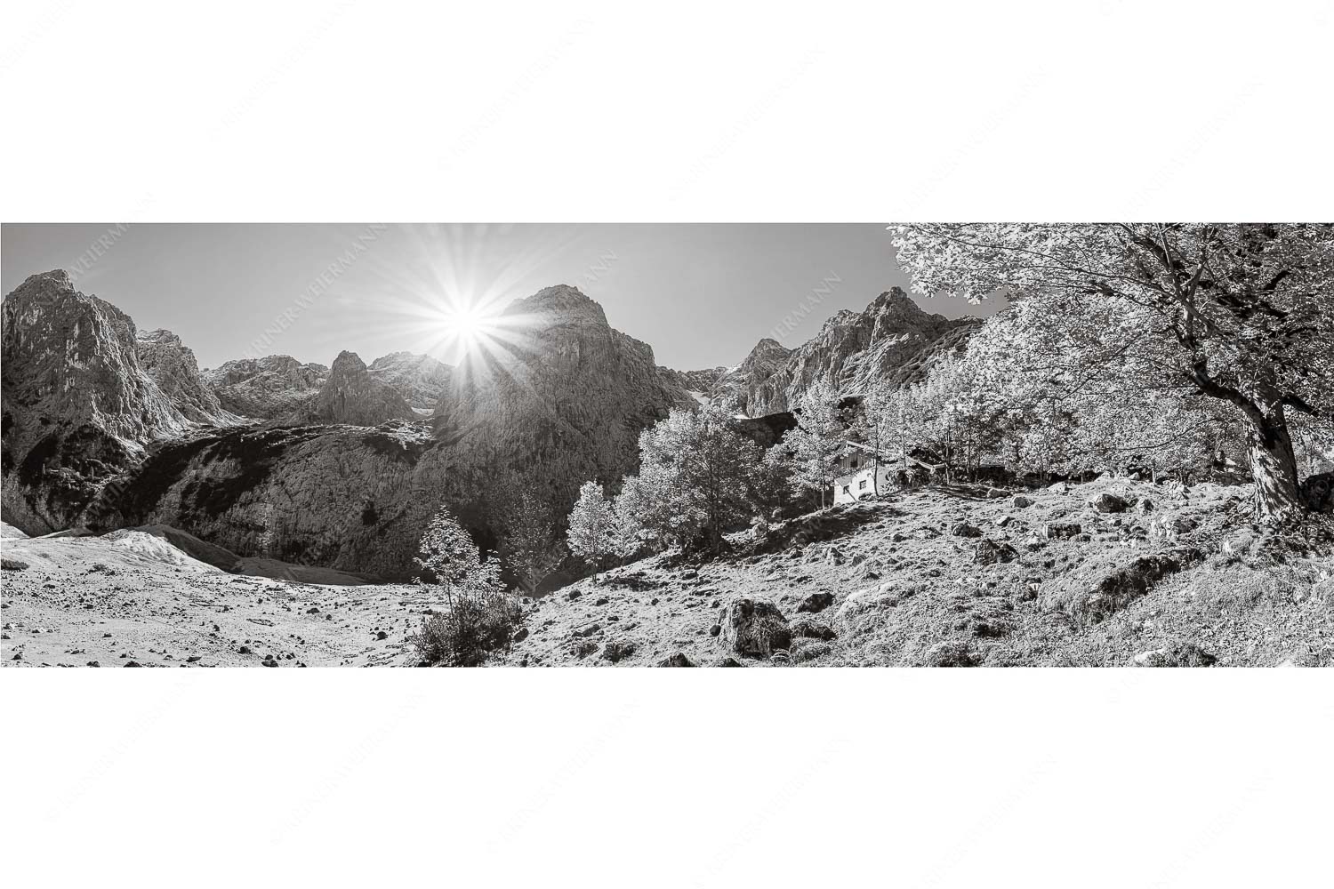 Oberreintal – Seitenverhältnis 3:1 — Herbst an der Oberreintalhütte Herbstfärbung an der Oberreintalhütte mit Sonnenuntergang am Oberreintalturm im Wetterstein