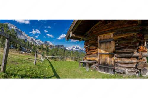 Kleine Almhütte auf der Wetterstein-Nordseite mit Blick auf das Alpsitzmassiv - Oimhütterl - Seitenverhältnis 2,5:1 - Almhütte im Wettersteingebirge - weitere Infos unter https://www.kriner-weiermann.de