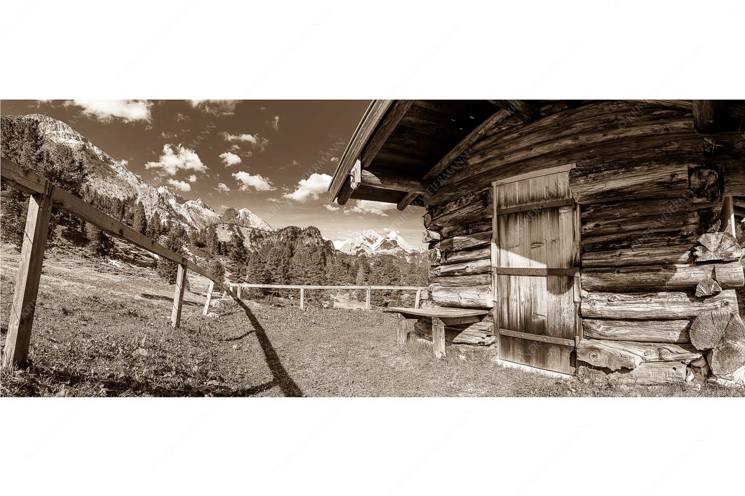 Kleine Almhütte auf der Wetterstein-Nordseite mit Blick auf das Alpsitzmassiv - Oimhütterl - Seitenverhältnis 2,5:1 - Almhütte im Wettersteingebirge - weitere Infos unter https://www.kriner-weiermann.de