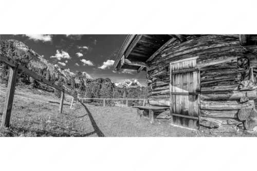 Kleine Almhütte auf der Wetterstein-Nordseite mit Blick auf das Alpsitzmassiv - Oimhütterl - Seitenverhältnis 2,5:1 - Almhütte im Wettersteingebirge - weitere Infos unter https://www.kriner-weiermann.de