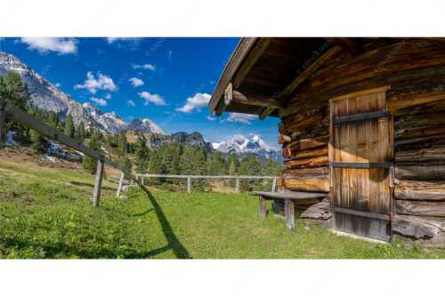 Kleine Almhütte auf der Wetterstein-Nordseite mit Blick auf das Alpsitzmassiv - Oimhütterl - Seitenverhältnis 2:1 - Almhütte im Wettersteingebirge - weitere Infos unter https://www.kriner-weiermann.de