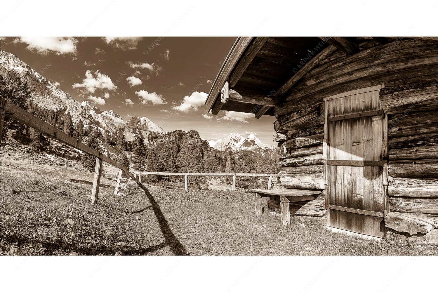 Kleine Almhütte auf der Wetterstein-Nordseite mit Blick auf das Alpsitzmassiv