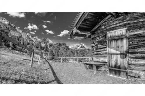 Kleine Almhütte auf der Wetterstein-Nordseite mit Blick auf das Alpsitzmassiv - Oimhütterl - Seitenverhältnis 2:1 - Almhütte im Wettersteingebirge - weitere Infos unter https://www.kriner-weiermann.de