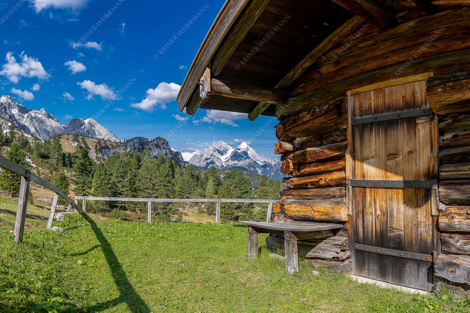Kleine Almhütte auf der Wetterstein-Nordseite mit Blick auf das Alpsitzmassiv