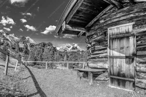 Kleine Almhütte auf der Wetterstein-Nordseite mit Blick auf das Alpsitzmassiv - Oimhütterl - Seitenverhältnis 3:2 - Almhütte im Wettersteingebirge - weitere Infos unter https://www.kriner-weiermann.de