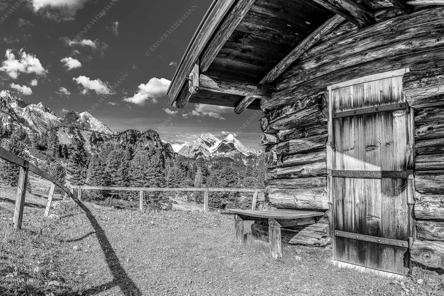 Oimhütterl – Seitenverhältnis 3:2 — Almhütte im Wettersteingebirge Kleine Almhütte auf der Wetterstein-Nordseite mit Blick auf das Alpsitzmassiv