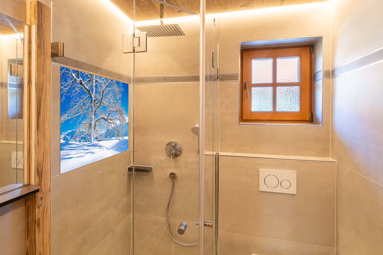 Verschneiter Baum in Unterammergau mit Blick zum Kofel - Ougwat - Größe ca. 120x80cm, Seitenverhältnis 3:2 - Winter Baum in Unterammergau - weitere Infos unter https://www.kriner-weiermann.de