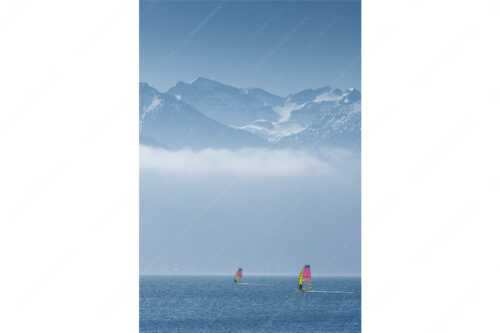 Im Frühling liegt noch Schnee im Soierngebirge, die ersten Surfer sind schon unterwegs - Panoramasurfen - Seitenverhältnis 2:3 - Surfen am Walchensee - weitere Infos unter https://www.kriner-weiermann.de