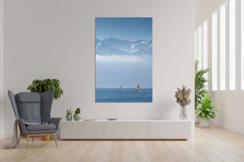 Im Frühling liegt noch Schnee im Soierngebirge, die ersten Surfer sind schon unterwegs - Panoramasurfen - Größe ca. 120x180cm, Seitenverhältnis 2:3 - Surfen am Walchensee - weitere Infos unter https://www.kriner-weiermann.de