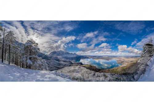 Es hat nocheinmal geschneit in den Bergen rund um den Kochelsee - Perlmutt - Seitenverhältnis 2,5:1 - Winterstimmung über Kochelsee - weitere Infos unter https://www.kriner-weiermann.de