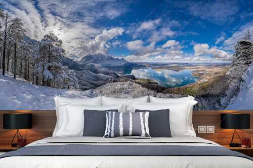 Es hat nocheinmal geschneit in den Bergen rund um den Kochelsee - Perlmutt - Größe ca. 350x140cm, Seitenverhältnis 2,5:1 - Winterstimmung über Kochelsee - weitere Infos unter https://www.kriner-weiermann.de