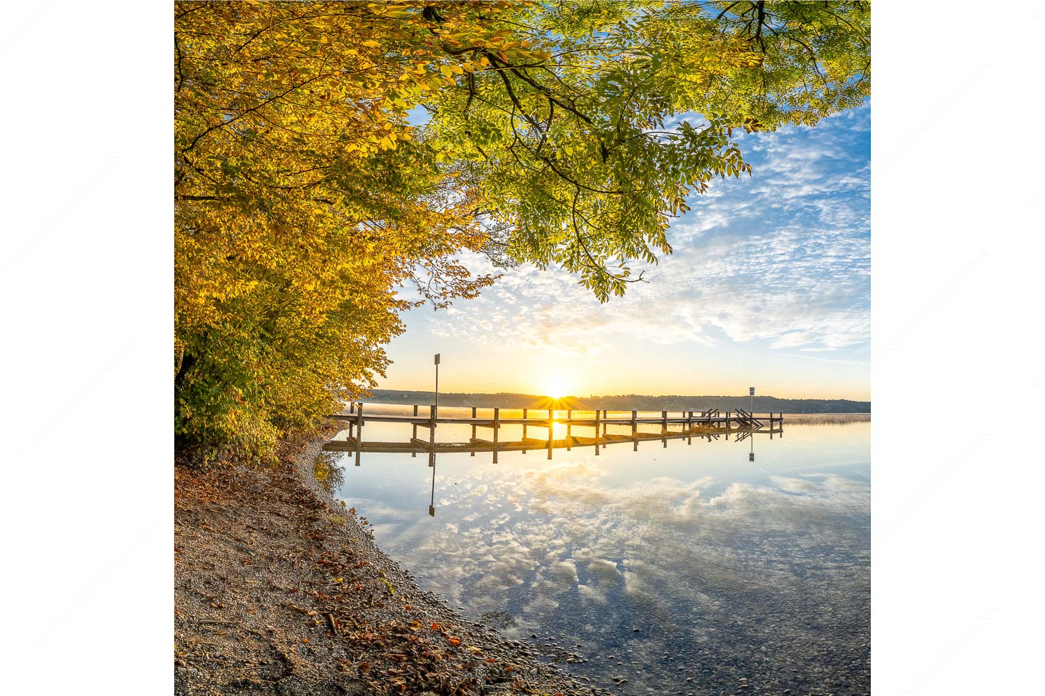 Blick über Starnbergersee in den Sonnenaufgang - Pontile - Seitenverhältnis 1:1 - Steg am Starnbergersee - weitere Infos unter https://www.kriner-weiermann.de