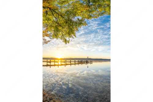 Blick über Starnbergersee in den Sonnenaufgang - Pontile - Seitenverhältnis 2:3 - Steg am Starnbergersee - weitere Infos unter https://www.kriner-weiermann.de