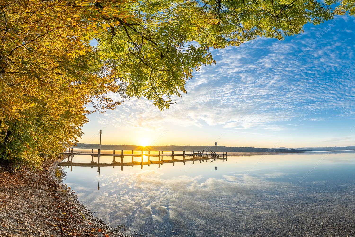 Blick über Starnbergersee in den Sonnenaufgang - Pontile - Seitenverhältnis 3:2 - Steg am Starnbergersee - weitere Infos unter https://www.kriner-weiermann.de