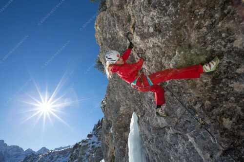 Drytooling am Hochalmziacher im Alpspitzgebiet - Power - Seitenverhältnis 3:2 - Klettern an der Alpspitze - weitere Infos unter https://www.kriner-weiermann.de