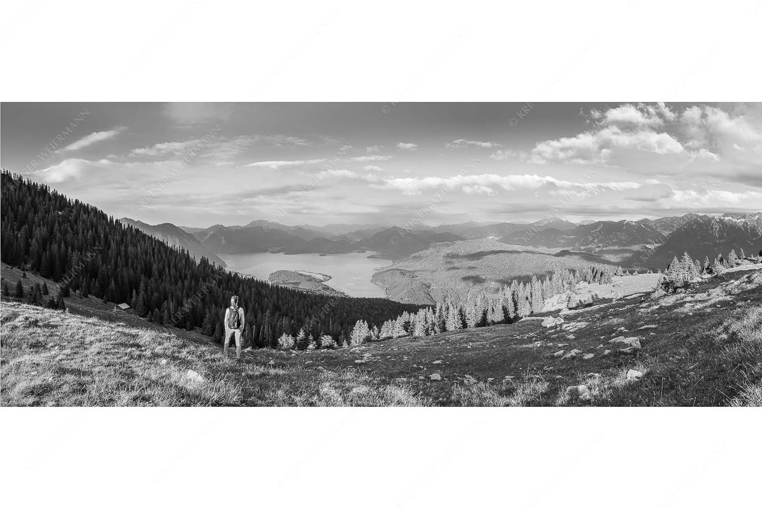 Rauskommen – Seitenverhältnis 2,5:1 — Berwanderung am Simetsberg mit Walchensee Blick über den Walchensee in die Bayrischen Voralpen