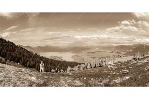 Blick über den Walchensee in die Bayrischen Voralpen - Rauskommen - Seitenverhältnis 2:1 - Berwanderung am Simetsberg mit Walchensee - weitere Infos unter https://www.kriner-weiermann.de