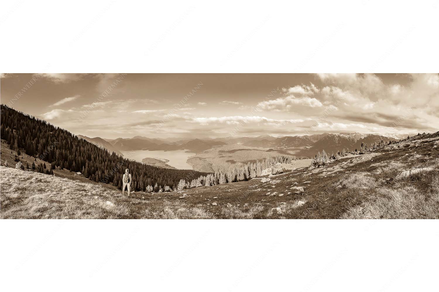 Rauskommen – Seitenverhältnis 3:1 — Berwanderung am Simetsberg mit Walchensee Blick über den Walchensee in die Bayrischen Voralpen