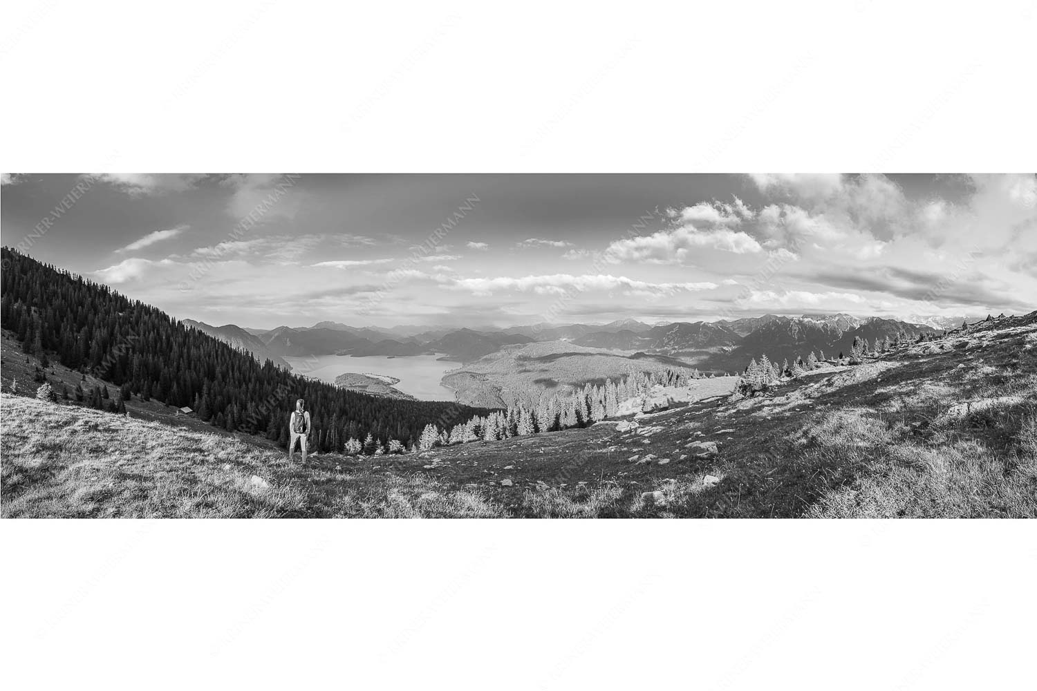 Rauskommen – Seitenverhältnis 3:1 — Berwanderung am Simetsberg mit Walchensee Blick über den Walchensee in die Bayrischen Voralpen