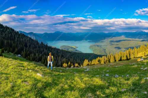 Blick über den Walchensee in die Bayrischen Voralpen - Rauskommen - Seitenverhältnis 3:2 - Berwanderung am Simetsberg mit Walchensee - weitere Infos unter https://www.kriner-weiermann.de