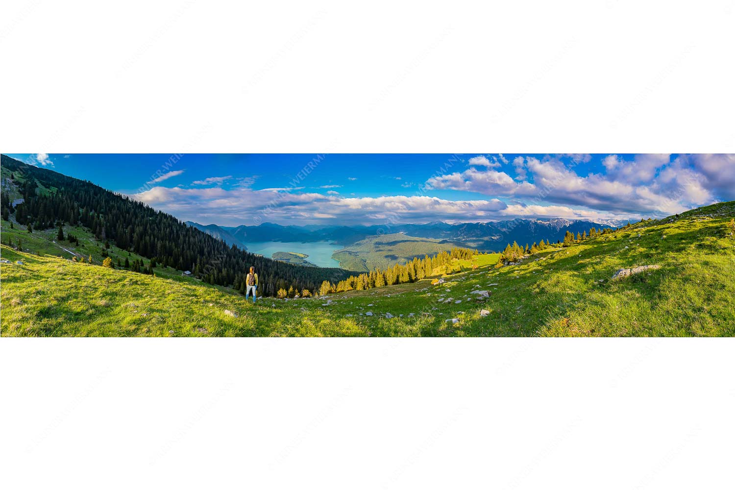 Rauskommen – Seitenverhältnis 4:1 — Berwanderung am Simetsberg mit Walchensee Blick über den Walchensee in die Bayrischen Voralpen